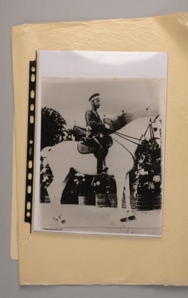 null Nicolas II, empereur de Russie. Portrait photographique le représentant à cheval,...