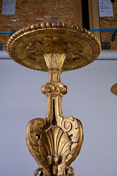 null Paire de grandes portes torchères en bois sculpté et doré, le plateau rond godronné...