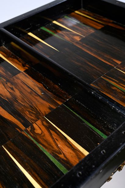 null Table tric-trac en bois noirci et décor de marqueterie. Le plateau amovible...