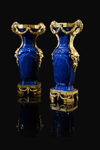 null Paire de vases en porcelaine de la Chine bleu poudré de forme balustre aplatie,...