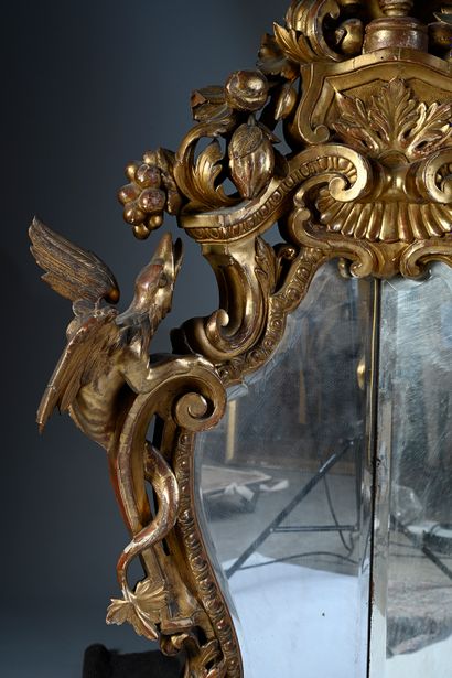 null Rare paire de miroirs rocailles d'angles en bois doré, richement sculpté et...