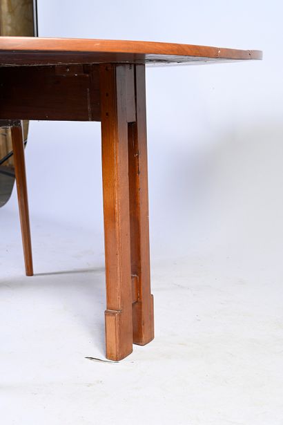 null Mahogany and mahogany veneer gate-leg table, oval shape, central H-shaped base...