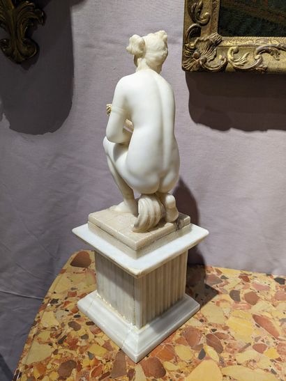 null Crouching Nymph
Marble
End of the 19th century
H.: 35 cm
Many restorations
