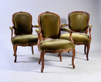 null Pair of armchairs in walnut molded and carved with flowers, the back in cabriolet,...