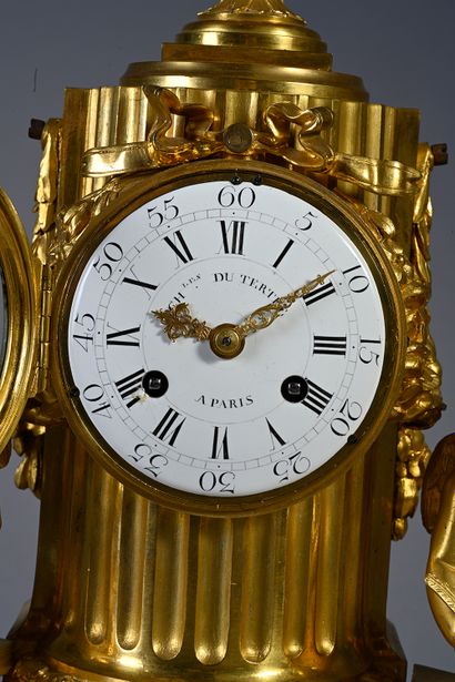null Clock in chased and gilded bronze formed of a fluted column, containing the...
