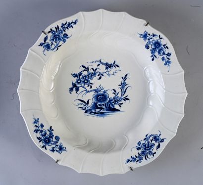 null Two large round dishes in porcelain of Tournai of scalloped form with twisted...
