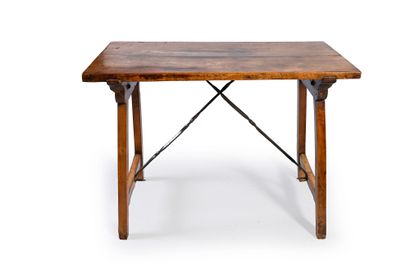 null Spanish table, called travel table, in walnut, the rectangular top rests on...