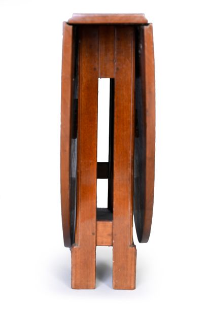 null Mahogany and mahogany veneer gate-leg table, oval shape, central H-shaped base...