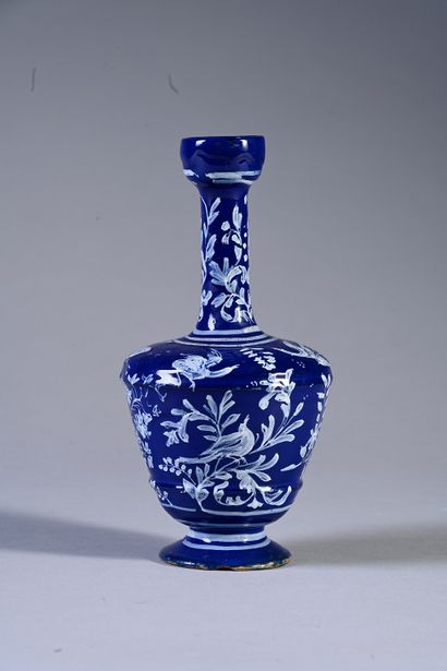 null Vase balustre en faïence de Nevers à fond bleu persan à décor d'oiseaux, insectes...