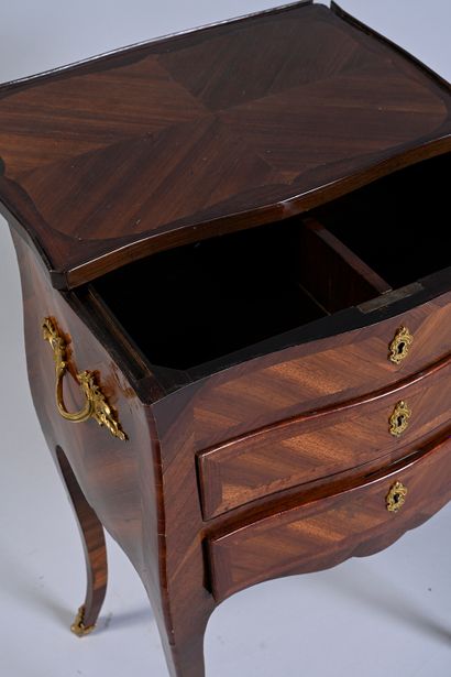 null Small table in satinwood and amaranth opening with two drawers in front, the...