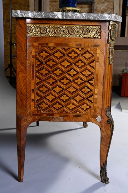 null Chest of drawers with a slight central projection in marquetry of fruitwood...