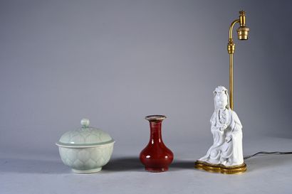 null Vase en porcelaine blanc bleu de Chine à décor d'un dragon dans des nuées. XXème...