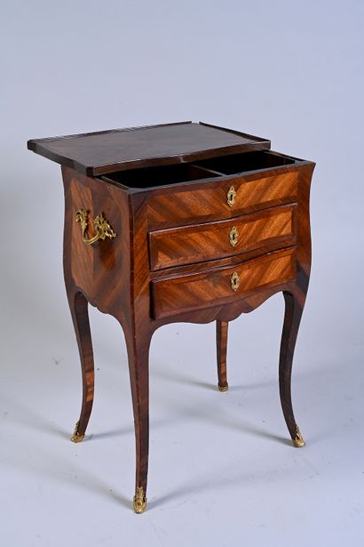 null Small table in satinwood and amaranth opening with two drawers in front, the...