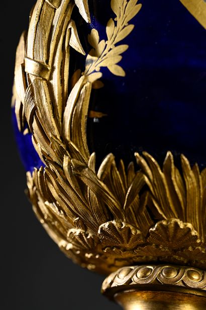 null Vase à deux anses en porcelaine de Sèvres et bronze doré de style Louis XVI...