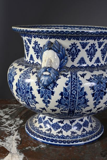 GIEN Important earthenware pot cover with white and blue decoration in the taste...
