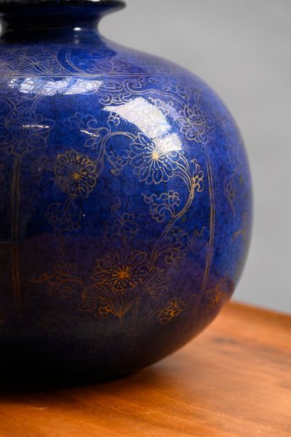 CHINE,  XIXe siècle Vase globulaire à décor peint à l'or de rinceaux fleuris sur...