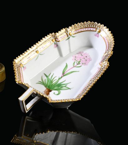 null Ravier en porcelaine, modèle Flora Danica, à décor polychrome au centre d'une...
