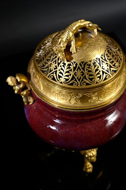 Attribué à Edouard Lièvre (1829-1886) Vase formant pot pourri en céramique de la...