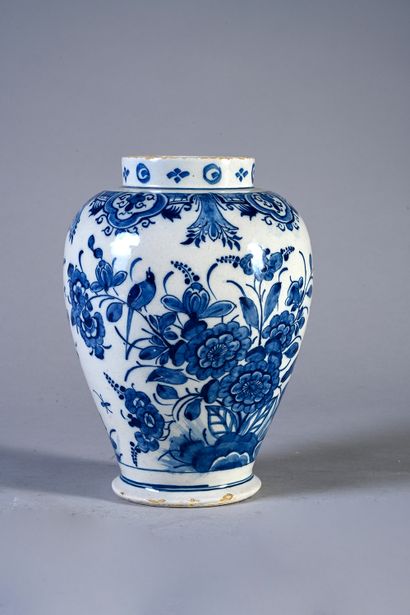 null Vase en faïence blanc bleu de Delft à décor d'oiseaux branchés et de fleurs....