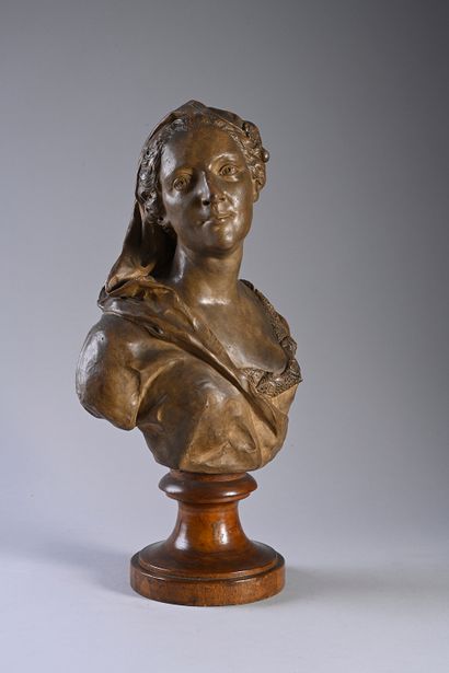 Jean-Baptiste BOUDARD (1710-1768) Buste féminin en terre cuite signé et daté 1733...