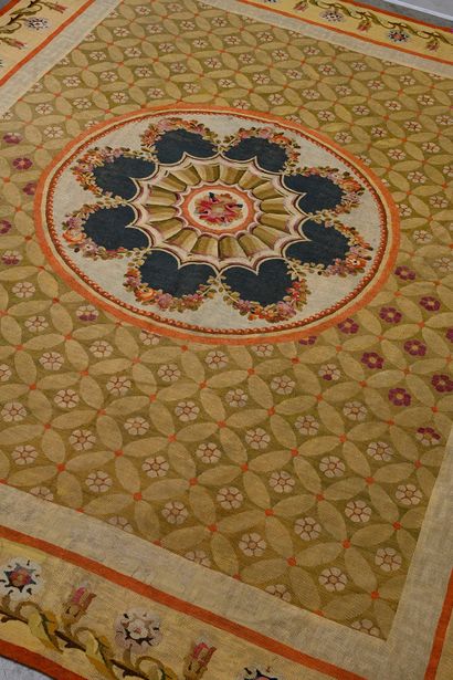 null Exceptional and important Aubusson carpet with wool yarns on a wool foundation...