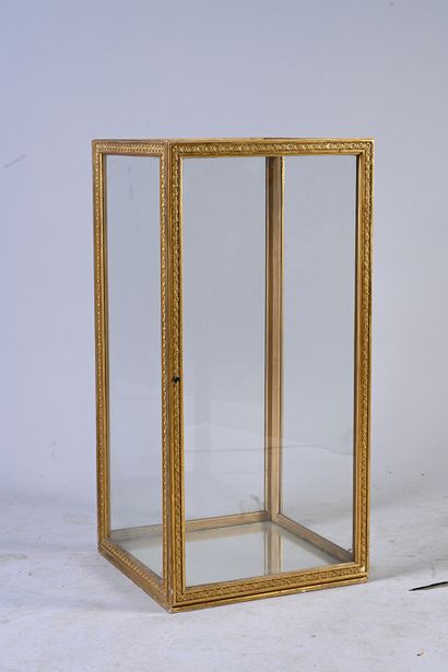 null Grande vitrine de présentation de forme carrée en verre et bois doré sculpté...