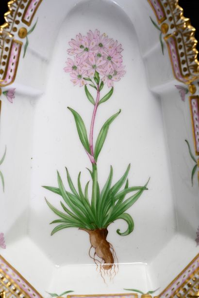 null Ravier en porcelaine, modèle Flora Danica, à décor polychrome au centre d'une...