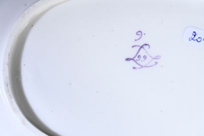Sèvres Rare sucrier ovale couvert en porcelaine tendre, modèle désigné dans les archives...