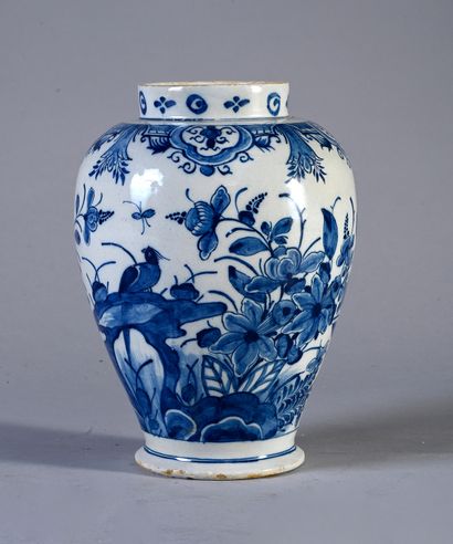 null Vase en faïence blanc bleu de Delft à décor d'oiseaux branchés et de fleurs....