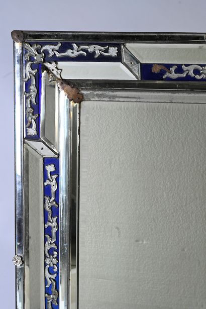 null Rectangular mirror in cut glass with a glass bottom, engraved glass and blue...