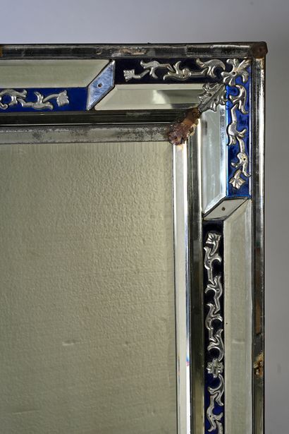 null Rectangular mirror in cut glass with a glass bottom, engraved glass and blue...