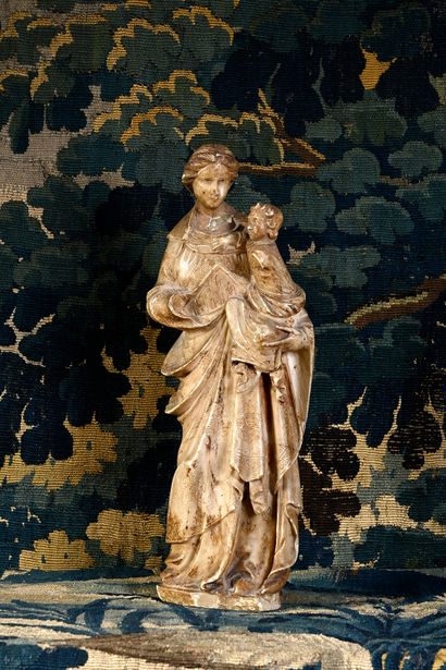 Vierge à l'Enfant en albâtre sculpté avec...