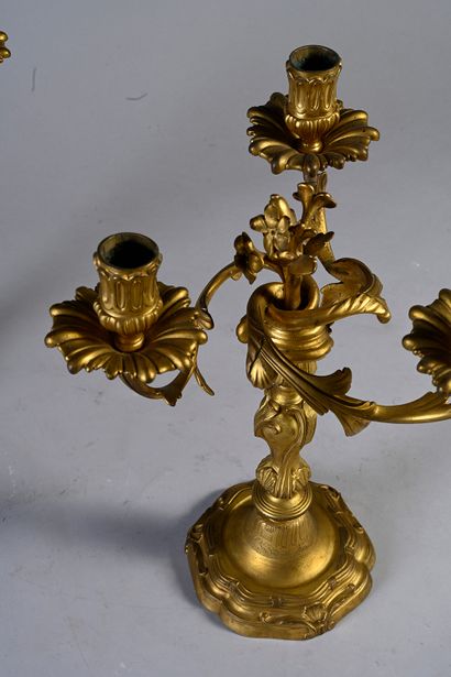 null Pair of candelabras forming torches in gilt bronze. The removable bouquet of...