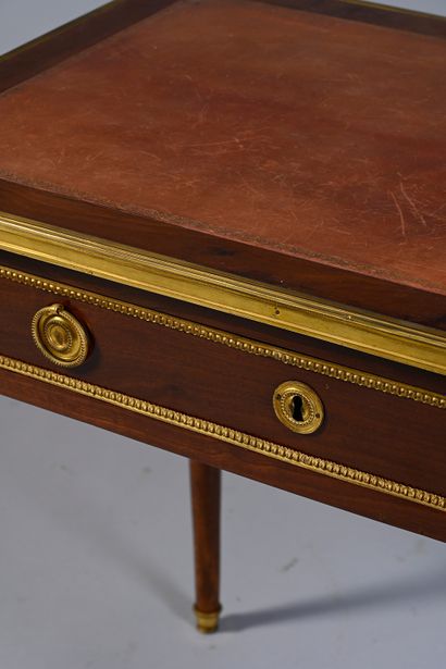 null Small mahogany and mahogany veneer desk opening with a drawer in the waist,...