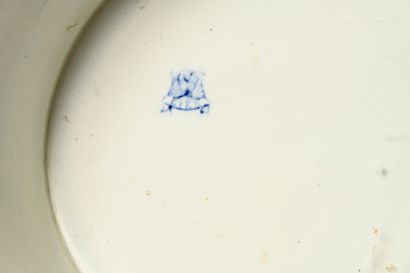 GIEN Important cache pot en faïence à décor blanc est bleu dans le gout de la Chine,...