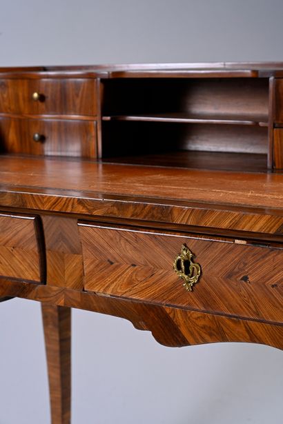 null Small lady's desk in violet wood veneer on all sides, a step in the upper part...