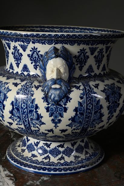 GIEN Important cache pot en faïence à décor blanc est bleu dans le gout de la Chine,...