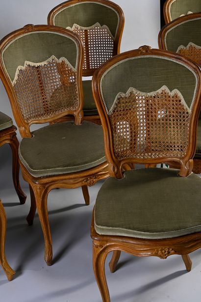 null Suite de huit chaises de forme cabriolet en hêtre mouluré et sculpté, à décor...