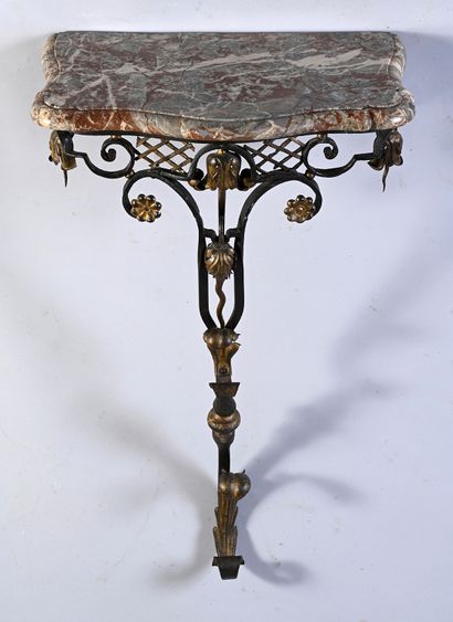 null Console in wrought iron and gilded sheet metal, the openwork belt of a trellis...