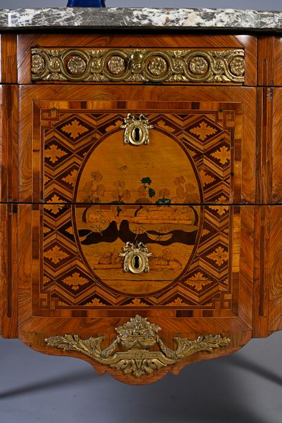 null Chest of drawers with a slight central projection in marquetry of fruitwood...