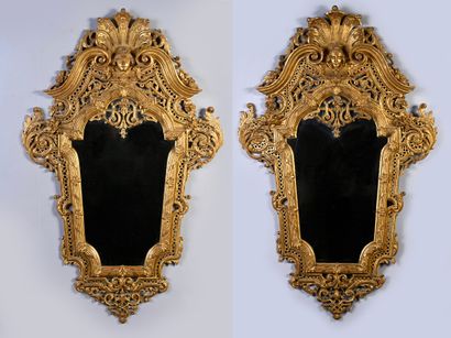 Paire de miroirs en bois sculpté et doré...