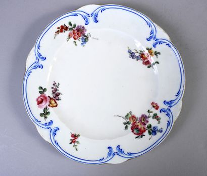 null Suite de quinze assiettes en porcelaine tendre de Sèvres du XVIIIème siècle...