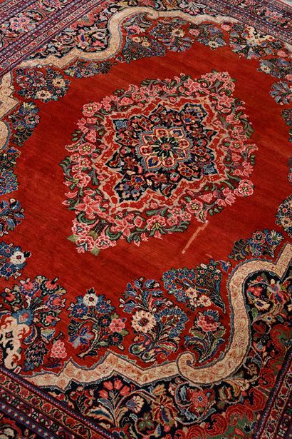 null Mahal Sarouk carpet in wool velvet on a cotton foundation. Brick red field with...