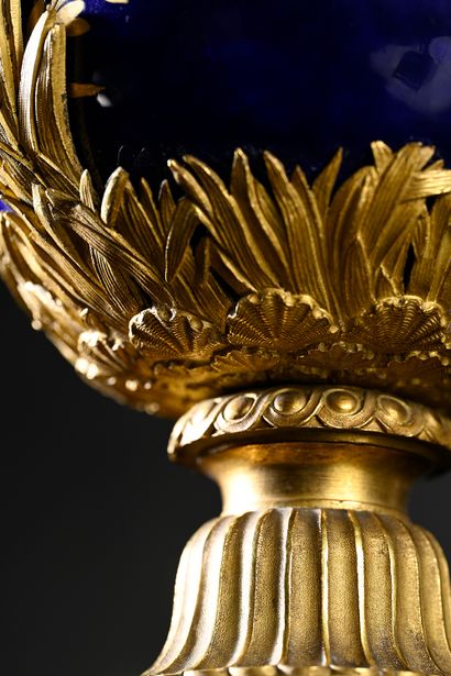 null Vase à deux anses en porcelaine de Sèvres et bronze doré de style Louis XVI...