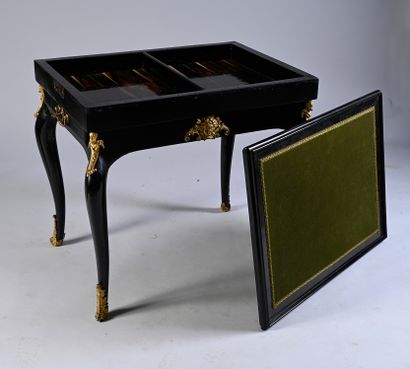 null Table tric-trac in blackened wood and marquetry decoration. The removable tray...