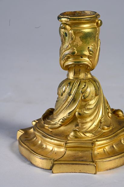 null Petit flambeau en bronze doré et ciselé à décor d'agrafes feuillagées réunies...