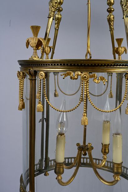 null Lanterne à quatre bras de lumière en bronze ciselé et doré, de forme circulaire,...