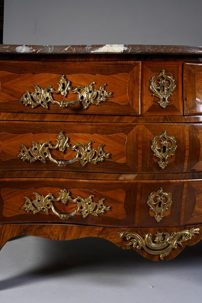 null Rosewood veneer chest of drawers, opening to five drawers on three rows, beautiful...