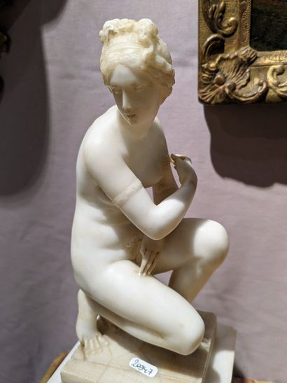 null Crouching Nymph
Marble
End of the 19th century
H.: 35 cm
Many restorations
