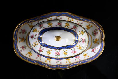 Sèvres Rare sucrier ovale couvert en porcelaine tendre, modèle désigné dans les archives...